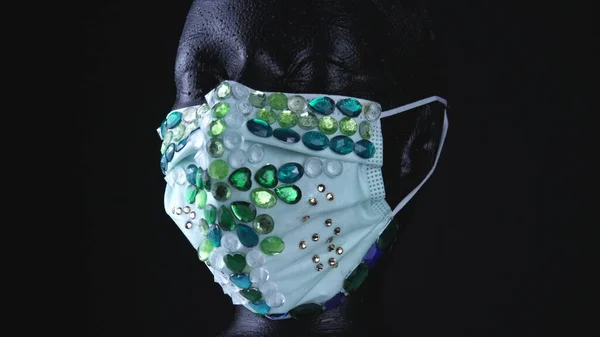 ウイルスやほこりから保護するための医療ファッショナブルな豪華な宝石の顔のマスクを身に着けている女性の顔マネキン 都市マスクの概念と空気中の細菌や細菌からの予防 — ストック写真