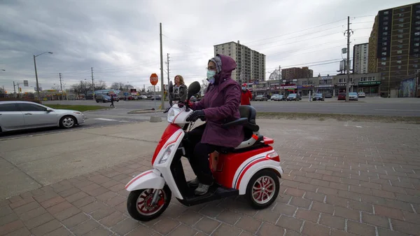 Toronto Ontario Canadá Abril 2020 Mujer Discapacitada Scooter Movilidad Máscara — Foto de Stock