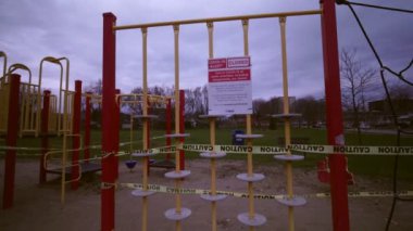 Toronto, Ontario, Kanada - 7 Nisan 2020: İmza şehir, COVID-19 ALERT KAPALI, tüm parklar, oyun alanları dahil, kapatıldı. İki metre arayla fiziksel mesafeyi dene. Terk edilmiş park