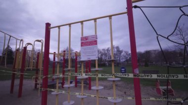 Toronto, Ontario, Kanada - 7 Nisan 2020: İmza şehir, COVID-19 ALERT KAPALI, tüm parklar, oyun alanları dahil, kapatıldı. İki metre arayla fiziksel mesafeyi dene. Terk edilmiş park