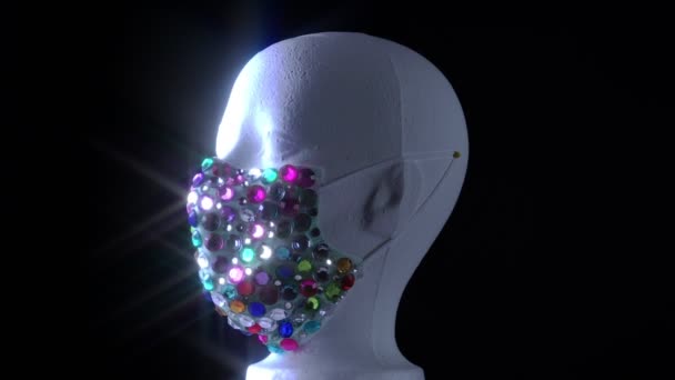 Maniquí con máscara facial de diamantes de lujo de moda urbana médica. Concepto de diseñador artístico durante la enfermedad vírica COVID 19 coronavirus pandemia autoaislamiento. Accesorio de piedras preciosas rizadas de lujo . — Vídeo de stock