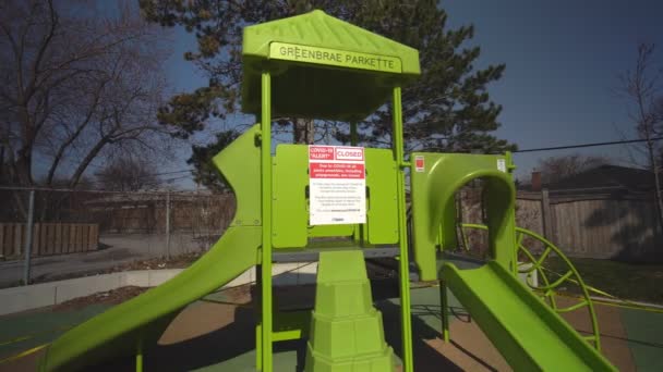 トロント、オンタリオ州、カナダ- 4月18 、 2020:都市によって署名、 COVID-19 ALERTは閉鎖され、遊び場を含むすべての公園のアメニティは閉鎖されます。練習物理的な距離、 2メートル離れて。捨てられた公園 — ストック動画