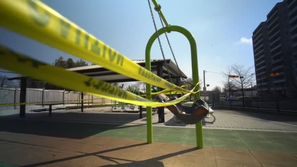 Toronto, Ontario, Canadá - 7 de abril de 2020: Zona de juegos abandonada y cerrada debido al cierre de alerta de coronavirus COVID-19, todos los servicios de los parques, incluidos los parques infantiles, están cerrados. Cinta de precaución amarilla envuelta — Vídeo de stock