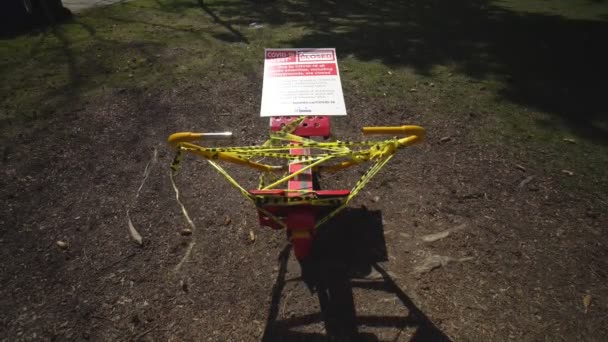 Toronto, Ontario, Kanada - 18 april 2020: Fitness gymnastikpark område helt tom och övergiven på grund av smittsam COVID-19 coronavirus, varning stängning, alla parker bekvämligheter är stängda. — Stockvideo