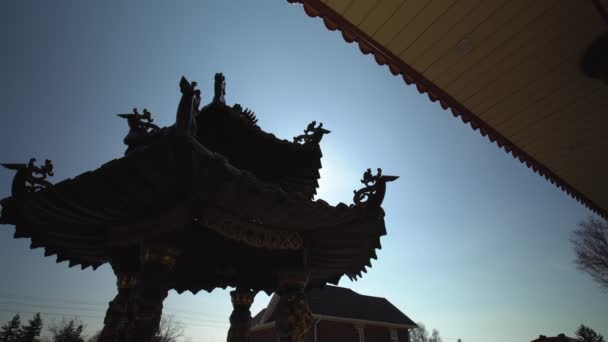 Toronto, Ontário, Canadá - 18 de abril de 2020: Templo Budista Jing Yin na manhã ensolarada completamente vazio. Diferentes estátuas de Deus e criaturas perto do templo. Buda, leão e dragões . — Vídeo de Stock