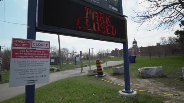 Toronto, Ontario, Canada - 18 aprile 2020: Segno di corsa al Bluffer's Park, No Parking due to Covid-19, Park Closed. Non sono ammesse persone al parcheggio del parco a causa di coronavirus contagioso, chiusura avviso . — Video Stock