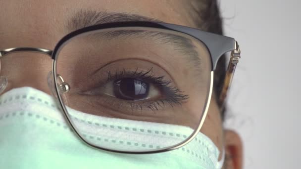 Καναδέζα νοσοκόμα με ιατρική μάσκα κατά τη διάρκεια της πανδημίας του COVID-19. Βασικές υπηρεσίες σε νοσοκομεία και γηροκομεία. Ακραία μακροεντολή από κοντά στο μάτι. Γυναίκα με μάσκα μιας χρήσης. — Αρχείο Βίντεο