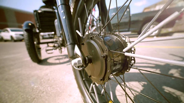 Güneşli Yaz Gününde Tekerlek Motorlu Elektrikli Bisikletin Lastiğine Arka Planda — Stok fotoğraf