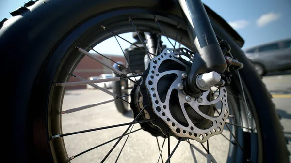Güneşli Yaz Gününde Tekerlek Motorlu Elektrikli Bisikletin Lastiğine Arka Planda — Stok fotoğraf