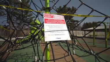 Toronto, Ontario, Kanada - 18 Nisan 2020: Şehir imzası, COVID-19 ALERT KAPALI, oyun alanları dahil tüm parklar kapatıldı. İki metre arayla fiziksel mesafeyi dene. Terk edilmiş park