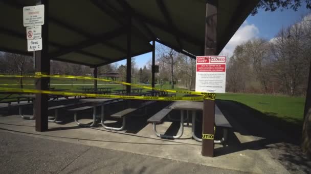 Toronto, Ontario, Kanada - 18 april 2020: Picknickområdet helt tomt och övergivet på grund av smittsam COVID-19 coronavirus, varningsstängning, alla parker bekvämligheter, inklusive lekplatser, är stängda. — Stockvideo