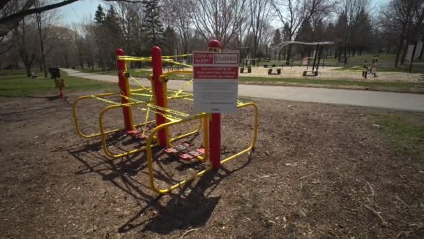 Toronto, Ontario, Kanada - 18 kwietnia 2020: Fitness sala gimnastyczna park ćwiczeń całkowicie pusty i opuszczony z powodu zakaźnego COVID-19 koronawirus, zamknięcie alarmu, wszystkie parki udogodnienia są zamknięte. — Wideo stockowe