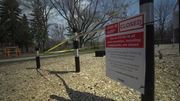 Toronto, Ontário, Canadá - 18 de abril de 2020: Ginástica Fitness área do parque de exercícios completamente vazia e abandonada devido ao coronavírus contagioso COVID-19, fechamento alerta, todas as comodidades dos parques estão fechadas . — Vídeo de Stock