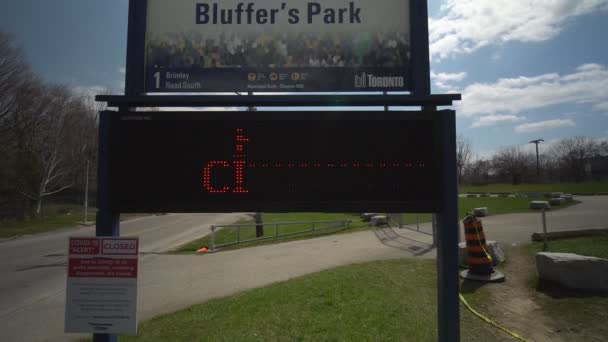 Toronto, Ontario, Canadá - 18 de abril de 2020: Running sign at Bluffer 's Park, No Parking Due To Covid-19, Park Closed. No se permiten personas en el aparcamiento debido coronavirus contagioso, cierre de alerta . — Vídeo de stock