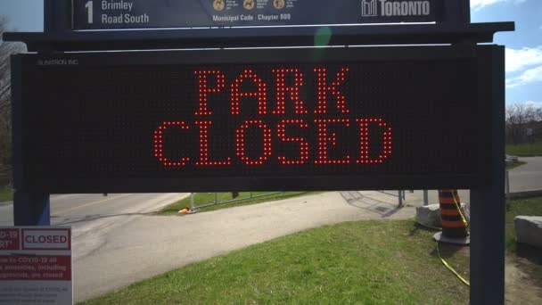 Toronto, Ontario, Canada - April 18, 2020: Running sign at Bluffer 's Park, No Parking Due To Covid-19, Park Closed. Никому не разрешается парковаться на парковке из-за заразного коронавируса, закрытия сигнализации . — стоковое видео