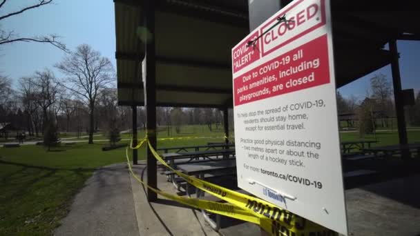 Торонто, Онтаріо, Канада - 18 квітня 2020: Пікнік район повністю порожній і покинутий належним чином заразний коронавірус COVID-19, попередження закриття, всі парки зручності, в тому числі ігрові майданчики, закриті.. — стокове відео