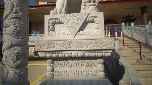 Toronto, Ontario, Canadá - 18 de abril de 2020: Templo Budista Jing Yin en la soleada mañana completamente vacío. Diferentes estatuas de Dios y criaturas cerca del templo. Buda, león y dragones . — Vídeos de Stock