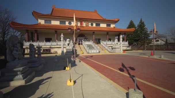 Toronto, Ontário, Canadá - 18 de abril de 2020: Templo Budista Jing Yin na manhã ensolarada completamente vazio. Diferentes estátuas de Deus e criaturas perto do templo. Buda, leão e dragões . — Vídeo de Stock