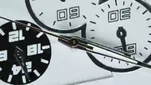 すべての体の急速な回転とほぼ静的な秒の矢印を持つ時計の顔のマクロショット。時間概念の速い流れ。ワイドマクロレンズクローズアップビューで実際の時計ショット。4k. — ストック動画