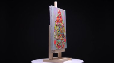 Canlı sanat eserleri soyutlamada işe yarar. Şövalenin üzerinde modern stil çiçekli resim rotasyonu. Ev ya da apartman dekorasyonu ve yenileme konsepti. Duvara asmak için çiçek boyası.