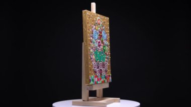 Canlı sanat eserleri soyutlamada işe yarar. Şövalenin üzerinde modern stil çiçekli resim rotasyonu. Ev ya da apartman dekorasyonu ve yenileme konsepti. Duvara asmak için çiçek boyası.