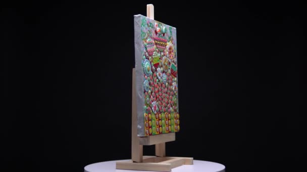 Levande färgglada blomstermålning rotation på stativet med staffli. Konstverk med tropiska blommor visuella, samtida pioner, rosor och olika blommar konst koncept för väggdekoration. — Stockvideo