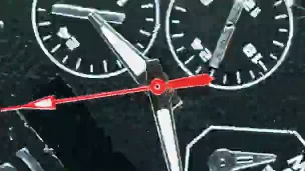 Plan macro du cadran de l'horloge avec rotation rapide de tout le corps et flèche de secondes presque statique. Concept de flux rapide de temps. Véritable montre prise avec vue rapprochée de l'objectif macro large. 4k . — Video