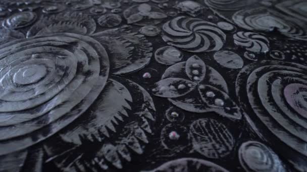 Soyut siyah grunge çiçekli arka plan. Tablo üzerinde plastik, akrilik boya çiçekleri. Lüks dönen hareket dokusu. 4k. — Stok video