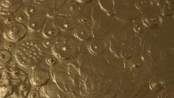 Arte de flor de ouro abstrato perto. Fundo floral dourado, pintura de textura coberta com poeira metálica. Luminoso laço de cortinas em câmara lenta. Luxuoso Diwali amarelo grungy pintura superfície rotação. 4k . — Vídeo de Stock