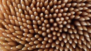 Tahta kürdan ya da kokteyl çubukları çok yakından. Döndürme makrosundan yapılmış el kazmaları. Diş hijyeni ya da diş bakımı kavramı. Kariyer önleme. Diş Sağlığı Hizmetleri.