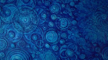 Çiçek ve yapraklı çiçek arkaplanı üzerine el yapımı sanat. Çağdaş çiçek desenleri, ressam tarafından yapılan 4K şeklinde. Modern akrilik sanat eserleri üzerinde ağır çekim kayması.