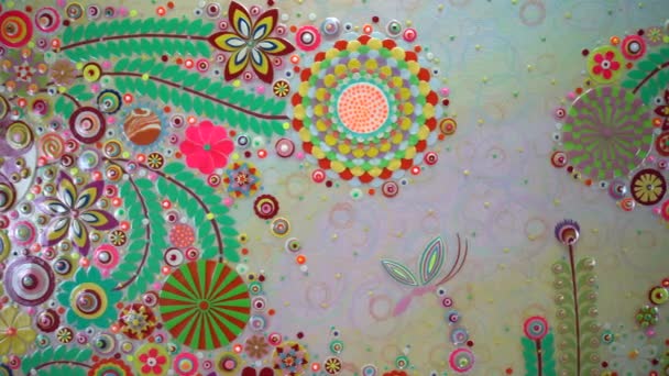 Handgemaakte kunstwerk schilderen op doek. Concept van kleurrijke, emotionele en sensuele levensstijl activiteit. Hedendaagse abstracte bloemkunst. Afbeelding van jong en genieten van leuke creativiteit uitzicht. — Stockvideo