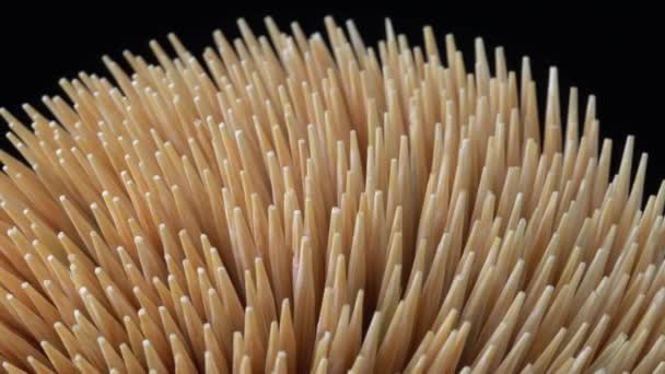 Macro close-up de palitos de bambu de madeira, rotação de movimento lento a partir do lado. Conceito de higiene dos dentes pessoais ou cuidados dentários orais após a refeição. Prevenção de cáries. Saúde dentária. — Vídeo de Stock