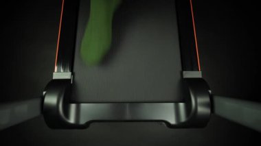 Yeşil çoraplı bir adam koşu bandında koşuyor. Spor salonunda ya da spor salonunda yürüyüş, spor malzemeleriyle kardiyo çalışması. Yukarıdan yürüyerek yaklaş..