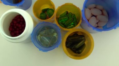 Dünya farmasötik tıbbi araştırmalar, deneyler ve koronavirüs ilaçları ya da aşıları geliştirme kavramı. Hidrokloroksin ya da klorokin covid 19 şişesi hapları tıbbi laboratuvarda yavaşça makro görüş açısında hareket ediyor..