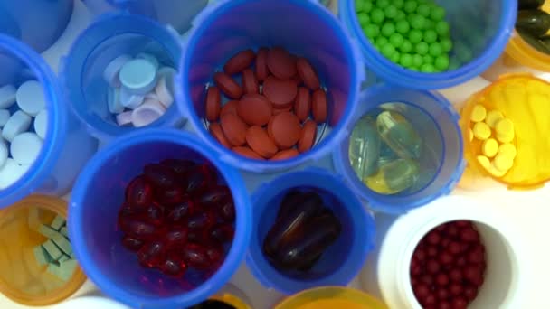 Différentes pilules et bouteilles macro shot d'en haut. Rotation de la table de pharmacie. Concept moderne d'industrie pharmaceutique et pharmaceutique. Recherche et développement médicaments pour prévenir ou traiter le coronavirus COVID.