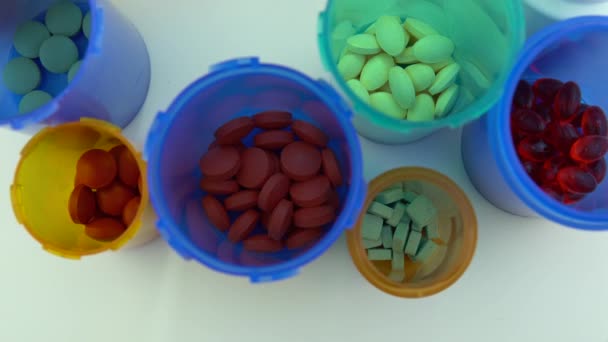Extrem makro syn på farmaceutiska generiska receptbelagda läkemedel och piller flaskor på apotekets bordsskiva. Långsam glidning. Läkemedelsföretag som utvecklar potentiellt antiviralt koronavirus. — Stockvideo