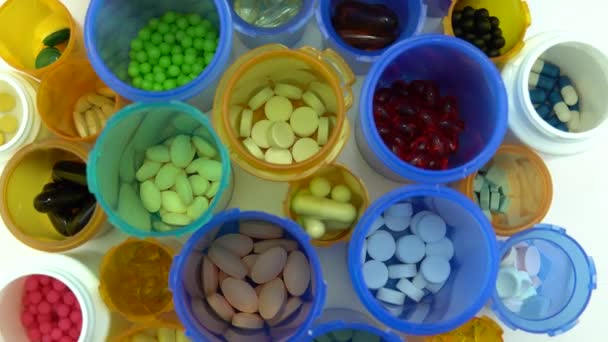 Varie pillole bottiglie macro primo piano colpo. Produzione di bottiglie di medicinali. Concetto farmaceutico di sanità, industria farmaceutica, produzione di farmaci e farmaci. Ricerca e sperimentazione medica. — Video Stock