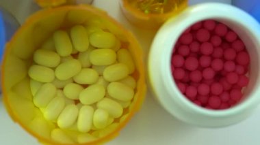 Yukarıdan farklı haplar ve şişeler. Eczane masasının rotasyonu. Modern ilaç ve eczane endüstrisi konsepti. Coronavirus COVID 'yi önlemek veya tedavi etmek için araştırma ve geliştirme ilaçları.