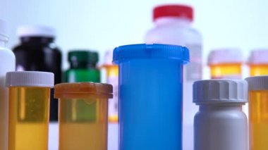 Farklı ilaç şişeleri makro yakın çekim. Eczane masasının yanında kayıyor. Modern ilaç ve eczane endüstrisi konsepti. Coronavirus COVID fikrini önlemek veya tedavi etmek için araştırma ve geliştirme ilaçları.