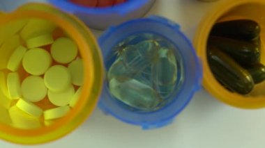 Çeşitli ilaç şişeleri makro yakın çekim. İlaç şişelerinin üretimi. İlaç sektörü, ilaç endüstrisi, ilaç ve uyuşturucu üretimi. Tıbbi araştırma ve deneyler.