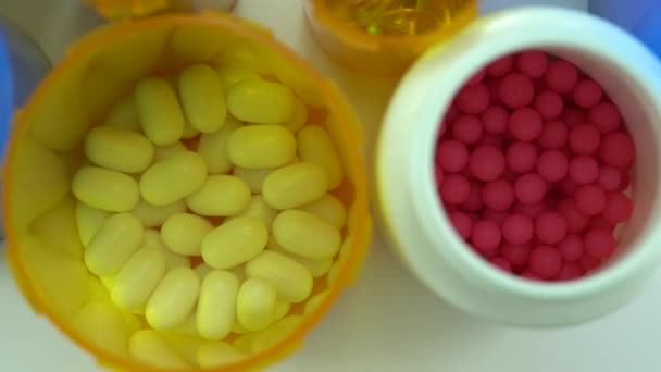 Différentes pilules et bouteilles macro shot d'en haut. Rotation de la table de pharmacie. Concept moderne d'industrie pharmaceutique et pharmaceutique. Recherche et développement médicaments pour prévenir ou traiter le coronavirus COVID.