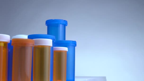 Různé pilulky lahve makro zblízka záběr. Posuň se ke stolu lékárny. Moderní koncept farmaceutického a farmaceutického průmyslu. Výzkum a vývoj léky pro prevenci nebo léčbu koronaviru COVID nápad. — Stock video