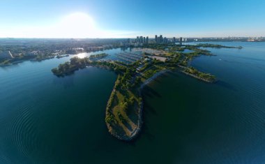 Humber Bay Sahil Parkı 'ndaki muhteşem Kuzey Amerika manzarası ve yeşil alan, gökyüzü şehri, yat ve tekneler Ontario Gölü' nde. Gökdelenler ve mavi marina, yazın gün batımı, Ontario, Kanada