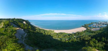 Toronto, Ontario, Kanada, Katedral Bluffs Park Sahnesi Ontario gölü yüksek bir tepedeki güneşli yeşillik manzarası. Toronto 'daki popüler banliyö ve vatandaş konumu.
