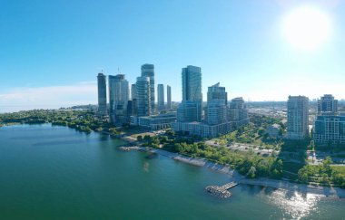 Humber Bay Shores Park manzaralı panorama, şehir merkezinde gökyüzü manzaralı yeşil alan. Yazın gün batımında Queensway üzerinde gökdelenler, Etobicoke ya da New Toronto yakınlarında, Ontario, Kanada
