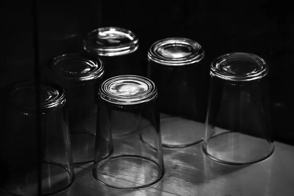 Пустые прозрачные стаканы снизу вверх — стоковое фото