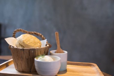 çörek ve krema ile çilek reçeli