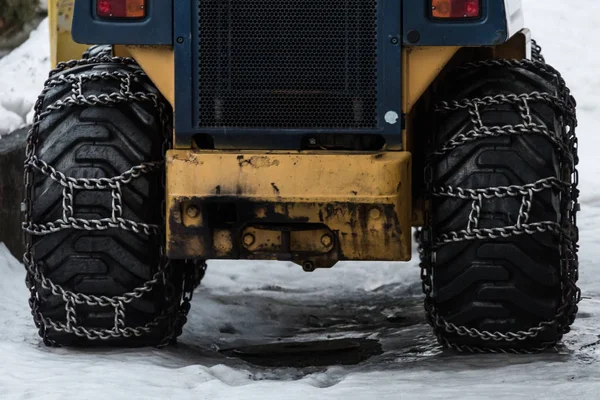 Kovové sníh řetězce kryt pneumatika — Stock fotografie
