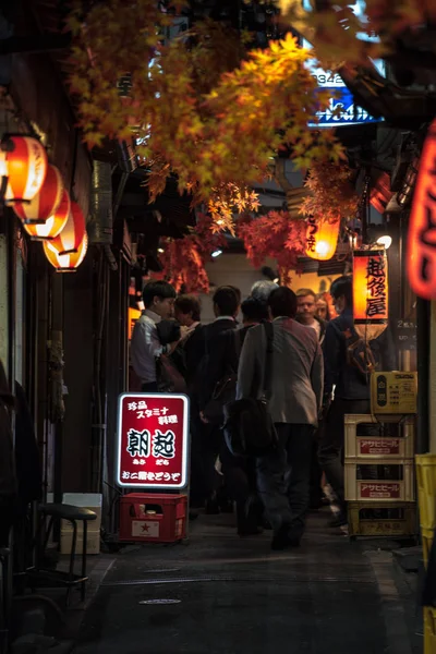 Cibo di strada giapponese a omoide yokocho, shinjuku — Foto Stock